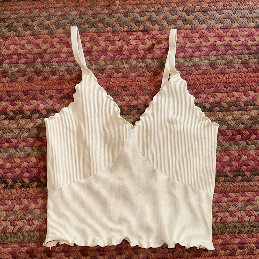 SUNZEL CREAM RIBBED SEAMLESS LETTUCE TRIM CROP TOP